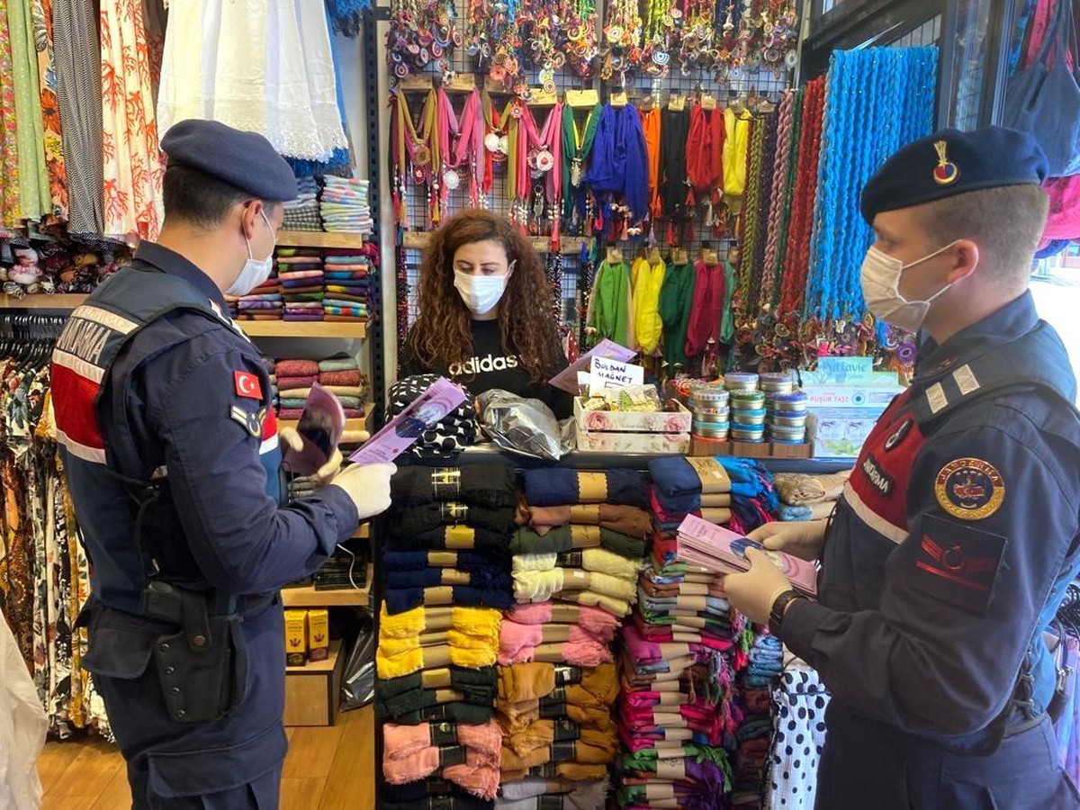 Jandarma şiddetin karşısında, kadınların yanında