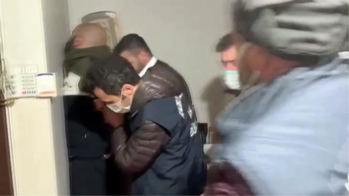 Kadıköy metrosunda tartıştığı kadına bıçak çeken saldırgan yakalandı