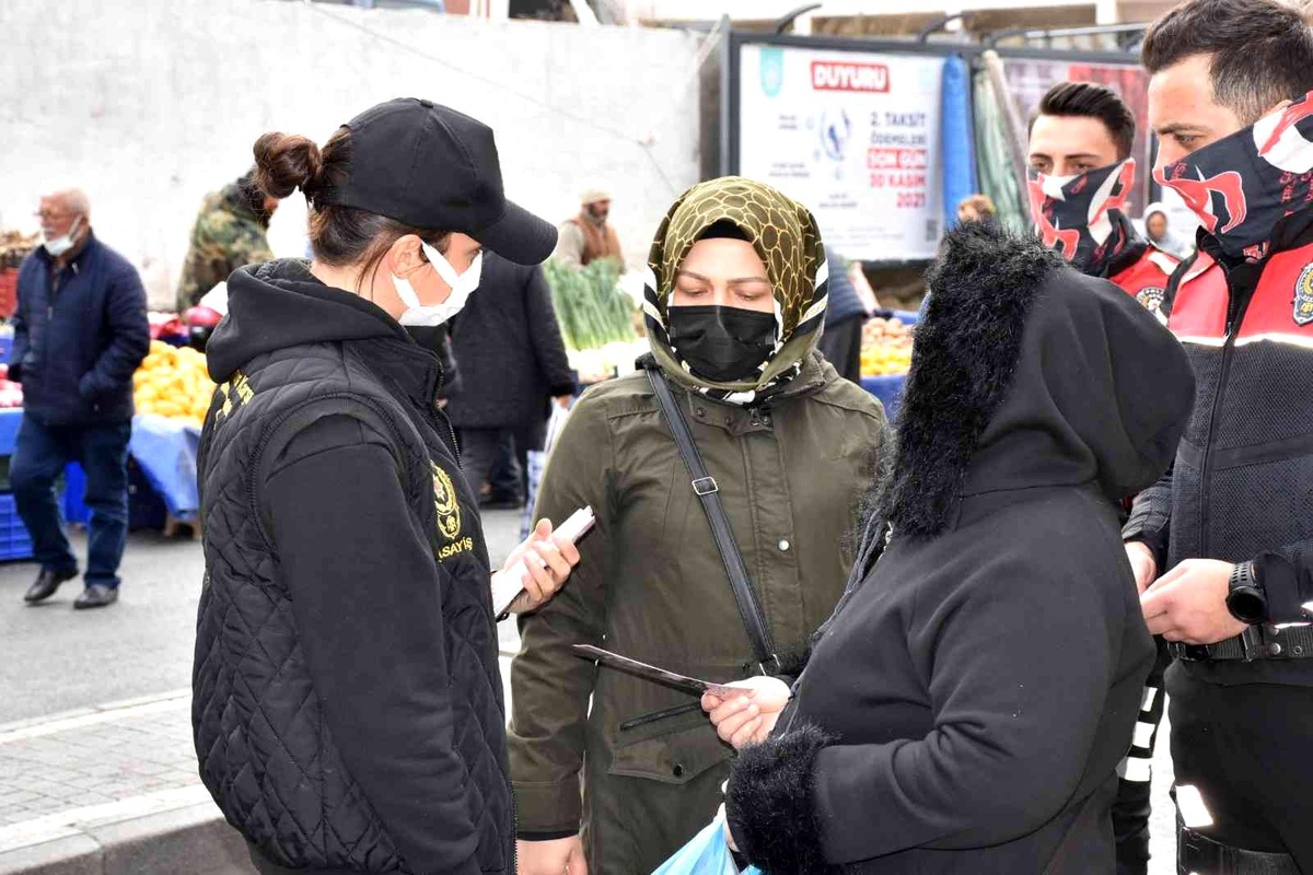 Kadın polisler sokak sokak KADES uygulamasını anlattı