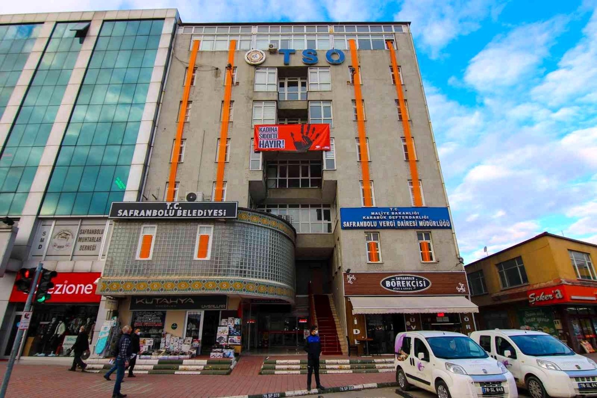Safranbolu\'da belediye binasına asılan turuncu kuşaklarla kadına yönelik şiddete dikkat çekildi