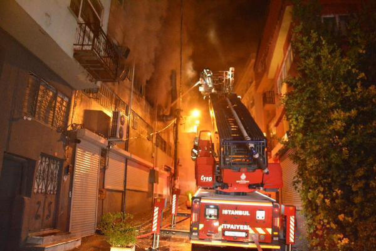 Kağıthane'de mobilya imalathanesinde korkutan yangın