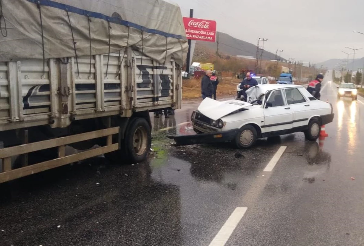 Kahramanmaraş\'ta kamyonla çarpışan otomobildeki 2 kişi yaralandı