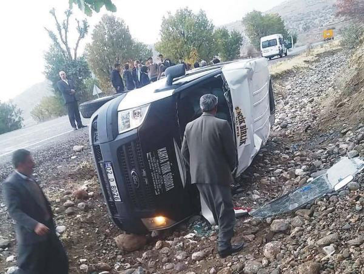 Kahta\'da minibüs şarampole devrildi: 6 yaralı