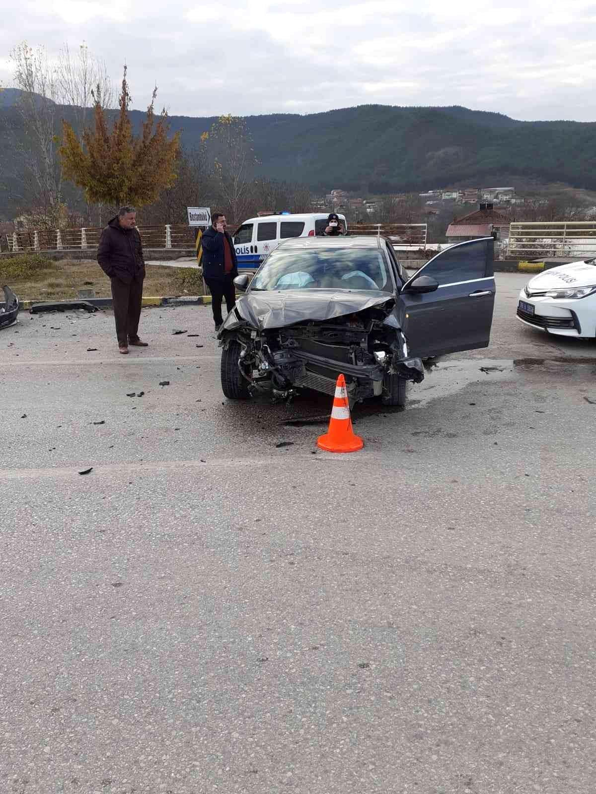 Karabük\'te iki otomobil çarpıştı: 3 yaralı