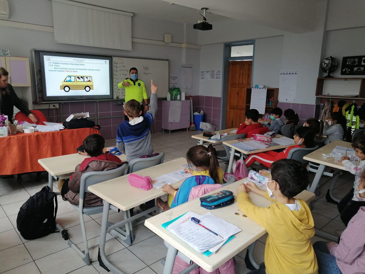 Kaş\'ta öğrencilere temel trafik eğitimi verildi