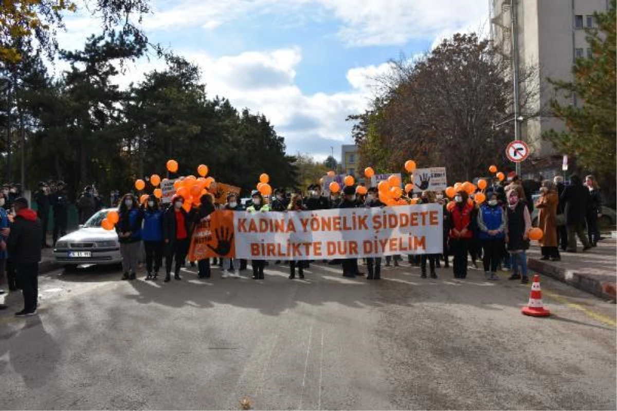 Kırıkkale\'de kadınlar şiddete karşı turuncu balon uçurdu