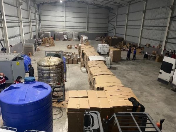 Kocaeli'de 'kaçak etil alkol' baskını; 3,5 milyon liralık malzeme ele geçirildi