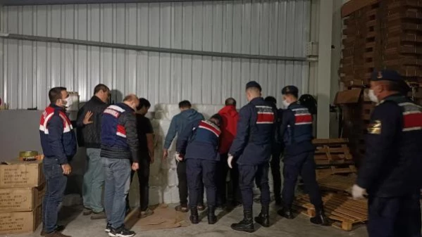 Kocaeli'de 'kaçak etil alkol' baskını; 3,5 milyon liralık malzeme ele geçirildi