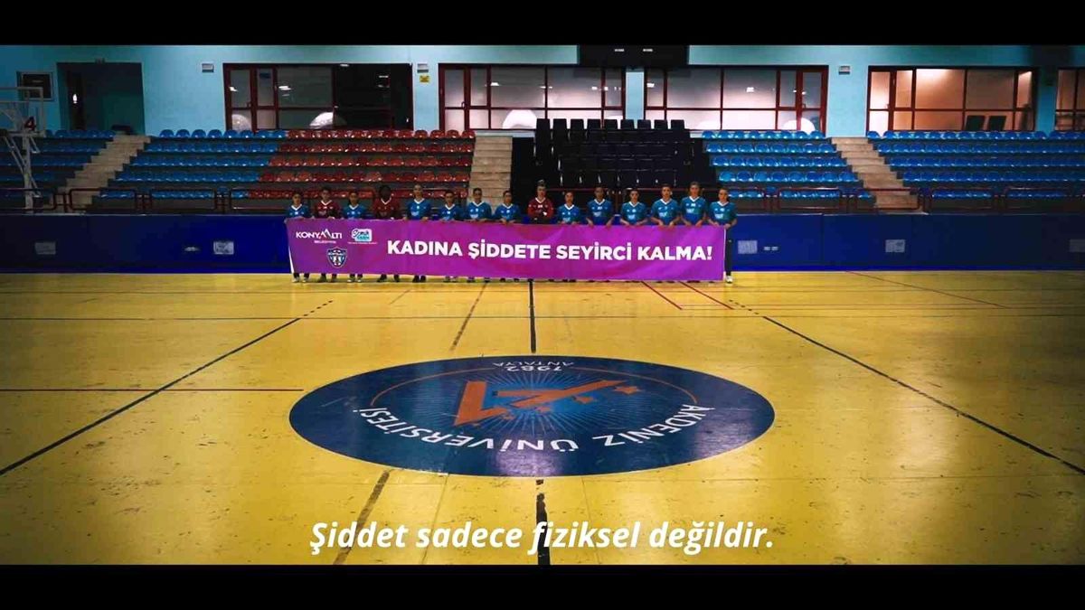 Mavi Kelebekler\'den kadına şiddete pankartlı tepki