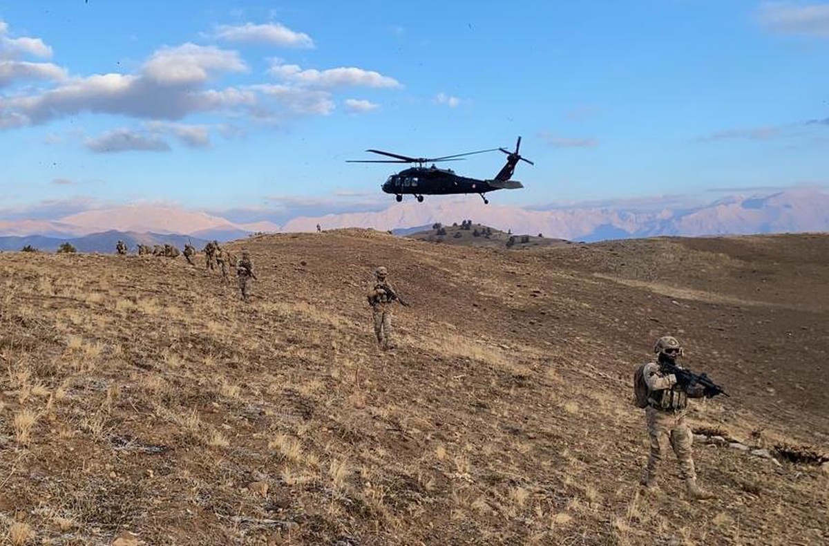 Son dakika haberi! Mehmetçik, Tunceli\'de teröristlerin inlerini imha ederek kış üslenmesine izin vermiyor