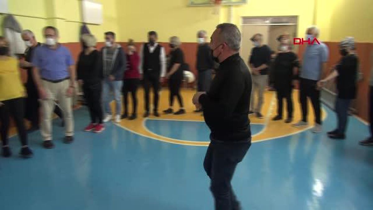 MEMURLAR, İŞ STRESİNİ ATMAK İÇİN HALAYA DURUYOR