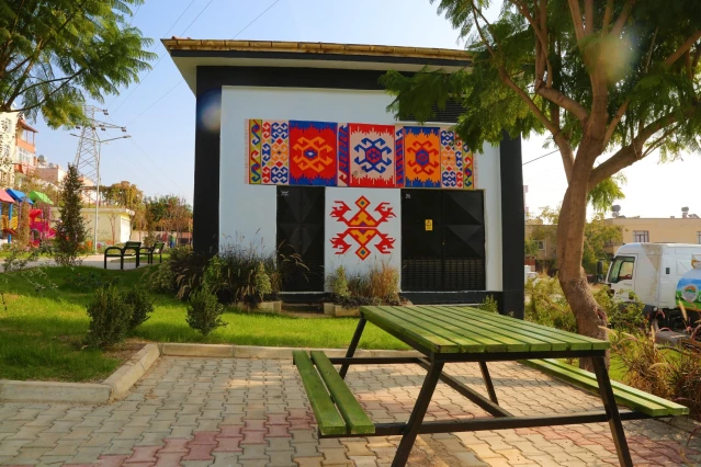 Mersin'de trafo duvarları Türk kilim motiflerine boyandı