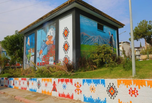 Mersin'de trafo duvarları Türk kilim motiflerine boyandı