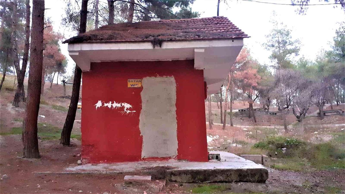 Mesire alanındaki tuvaletin kapısı duvar örülerek kapatıldı