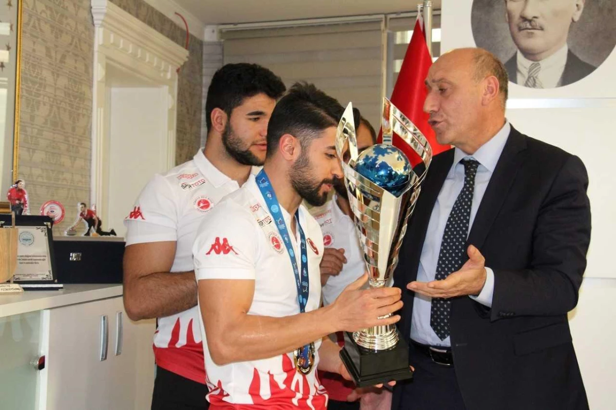 Milli kick boksçular Erzurum GSİM Müdürü Öztürk\'ü ziyaret etti