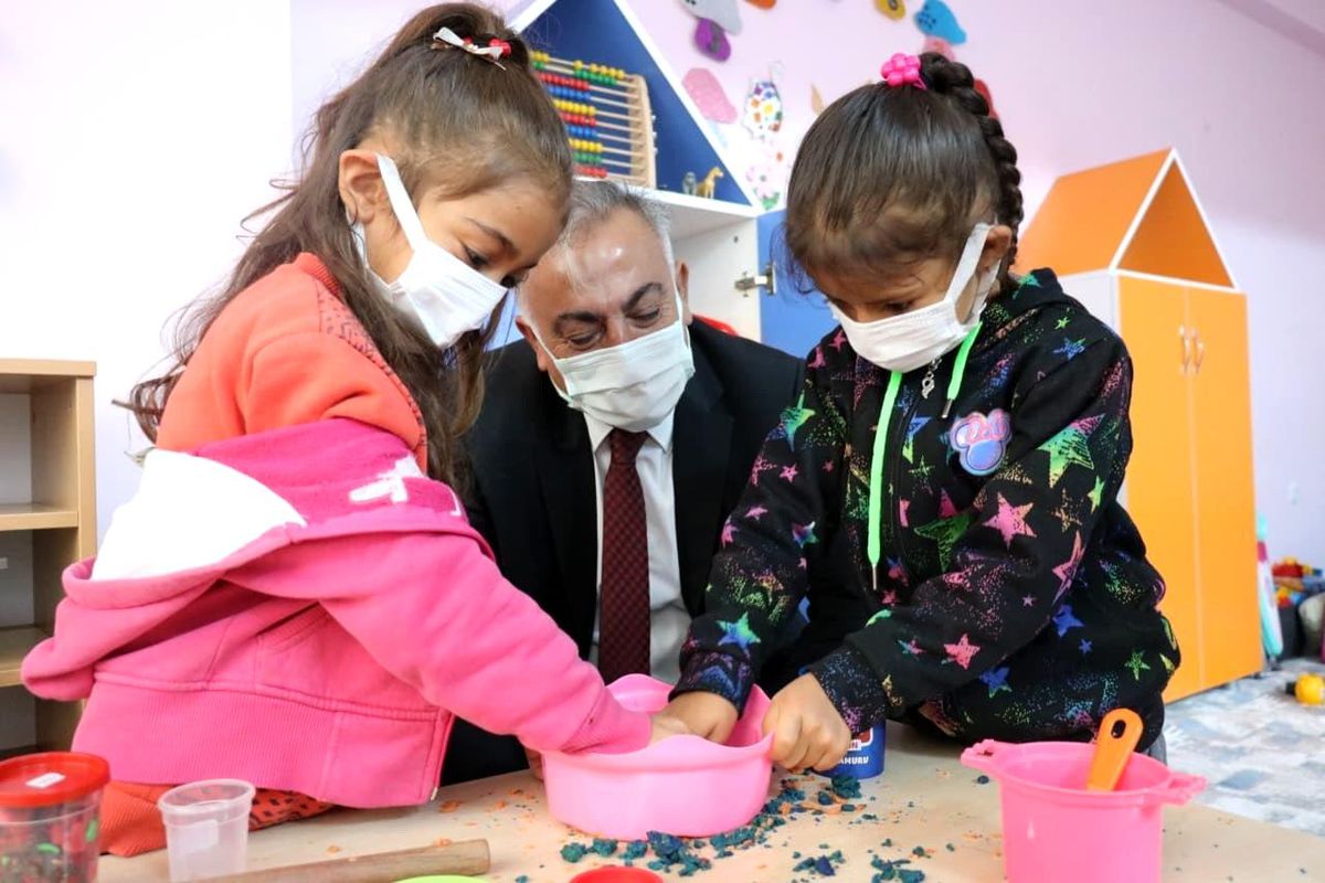 Müdür Gönen, minik öğrencilerin resim sergisine katıldı