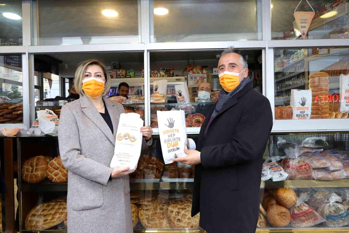 Nevşehir\'de ekmekler müşterilere kadına şiddet farkındalığıyla sunuldu