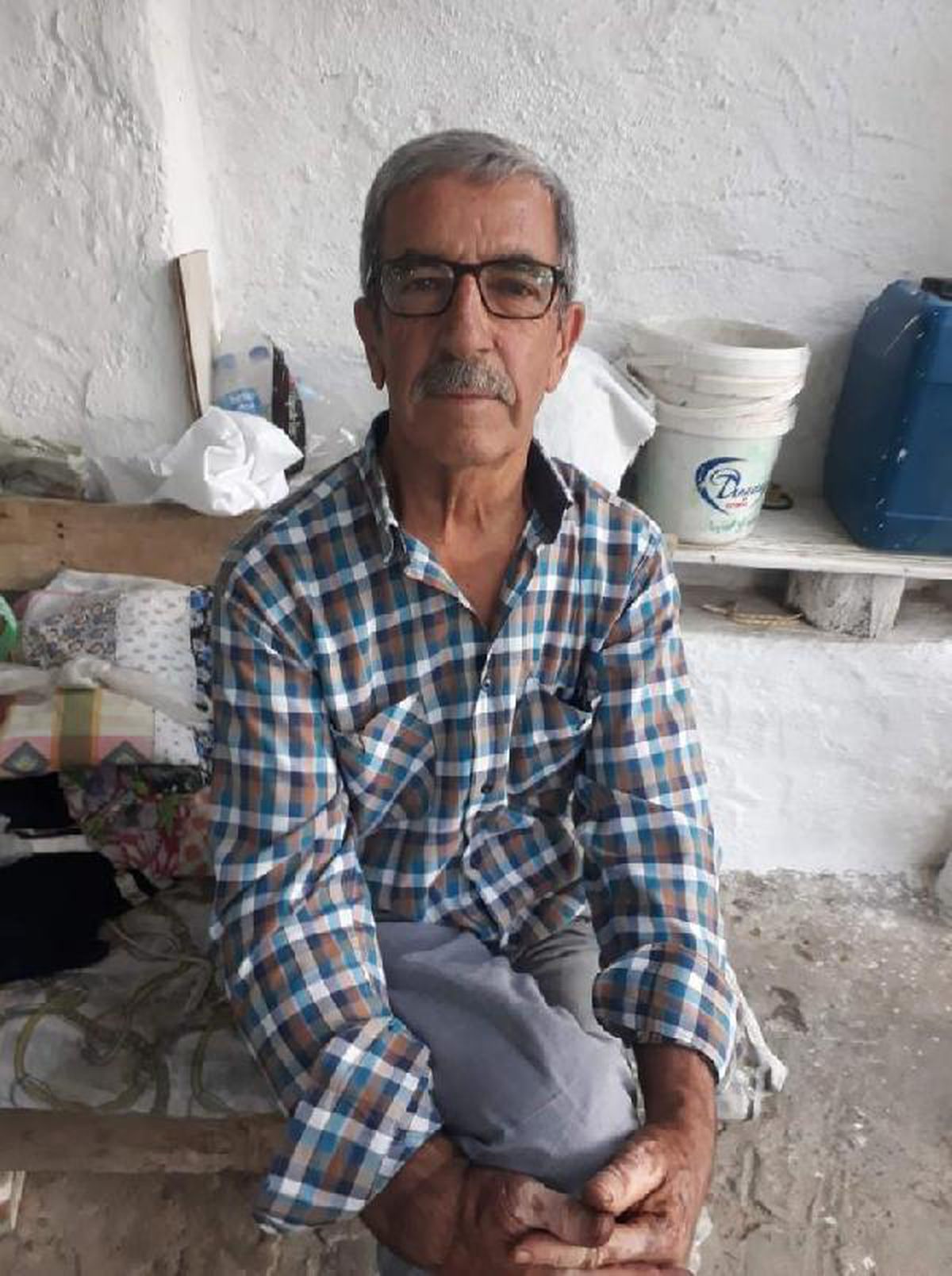 Odunlukta tavana iple asılı ölü bulundu