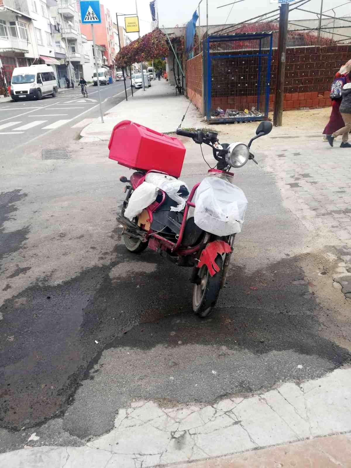 Paket servis motosikletiyle otomobil çarpıştı: 1 yaralı