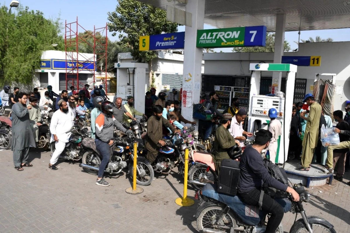 Pakistan\'da akar yakıt istasyonları önünde uzun kuyruklar oluştuPakistan\'da akar yakıt istasyonlarından protesto kararı