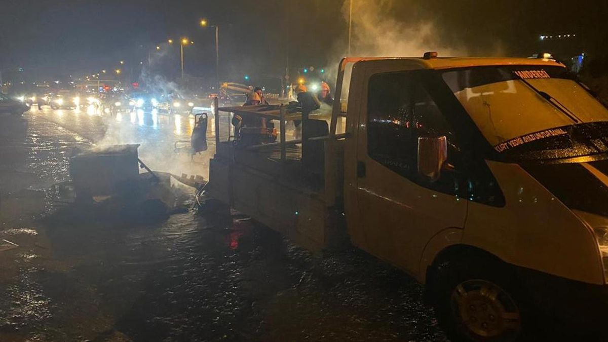 Pikapta yüklü mobilya malzemeleri tutuştu