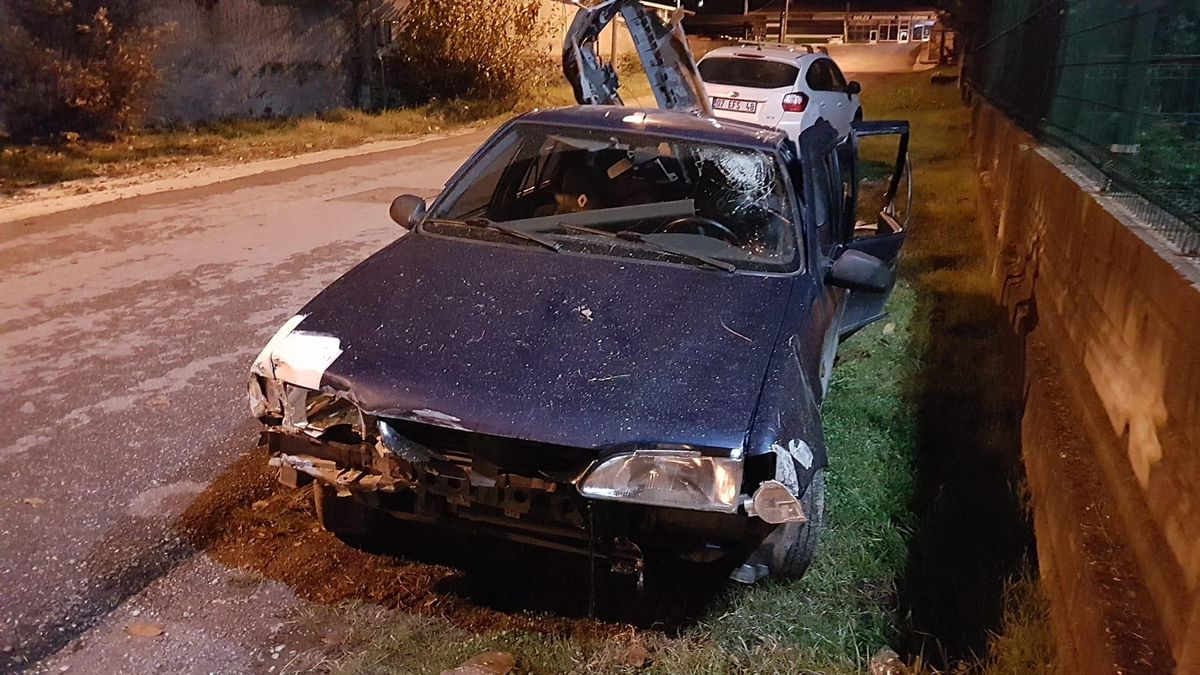 Son dakika... Sakarya'da duvara çarpan otomobildeki 5 çocuk yaralandı