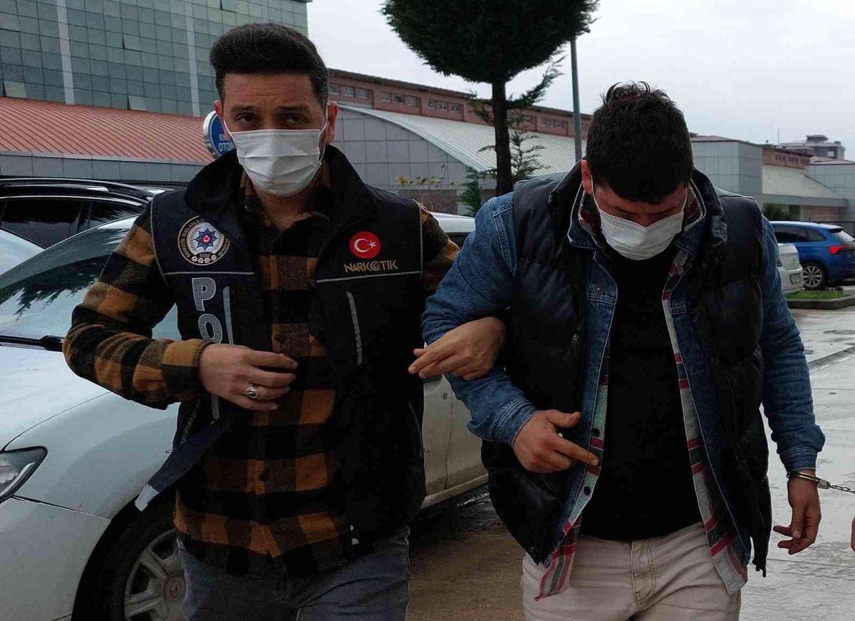 Samsun\'da bir kişi araç içinde uyuşturucuyla yakalandı