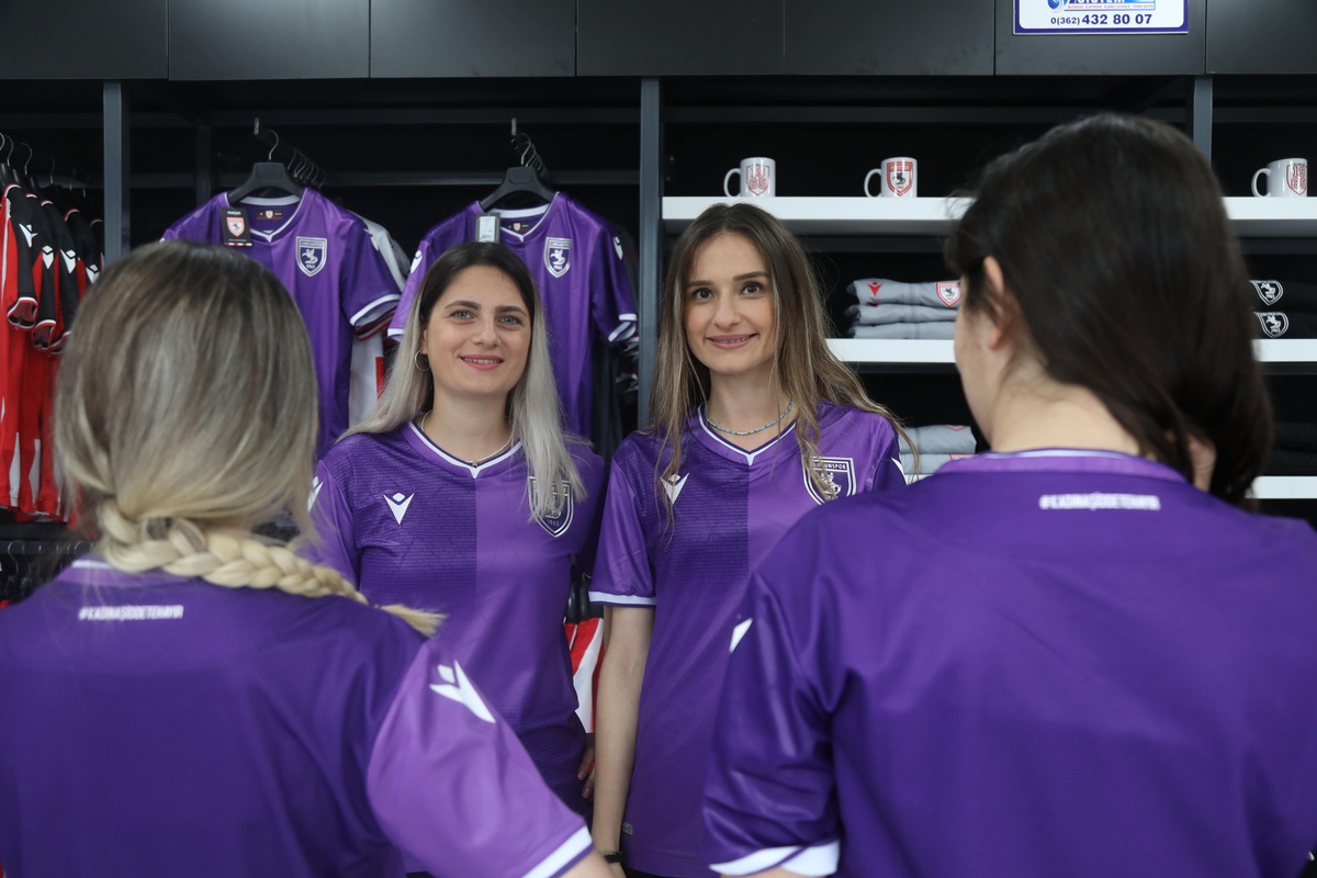 Samsunspor\'un mor renkli "kadına şiddetle mücadele forması"na kadınlardan ilgi