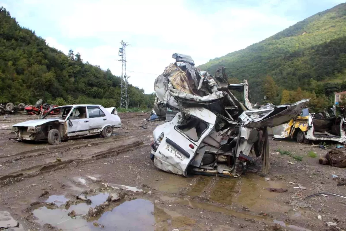 Son dakika: Sel felaketinde hurdaya dönen araçlar, sahiplerine teslim edildi