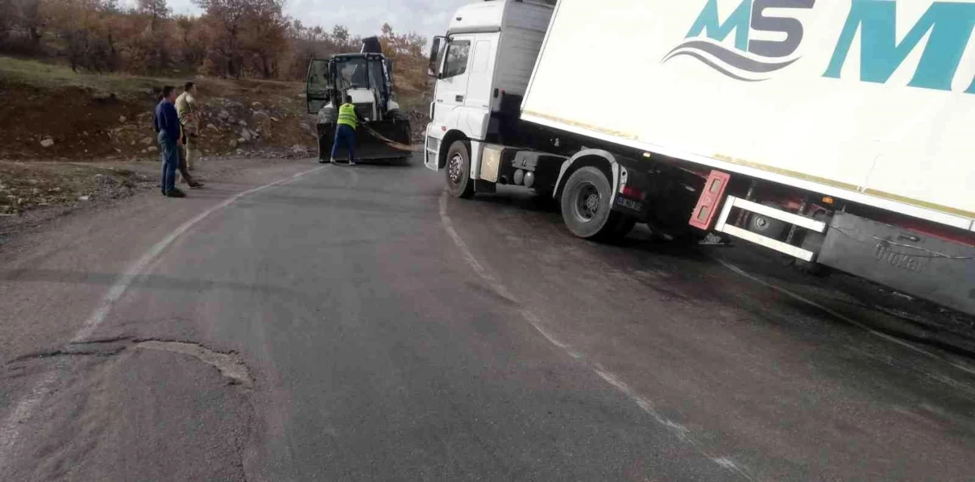 Şenoba belediyesi kaza yapan araçların yardımına koşmaya devam ediyor