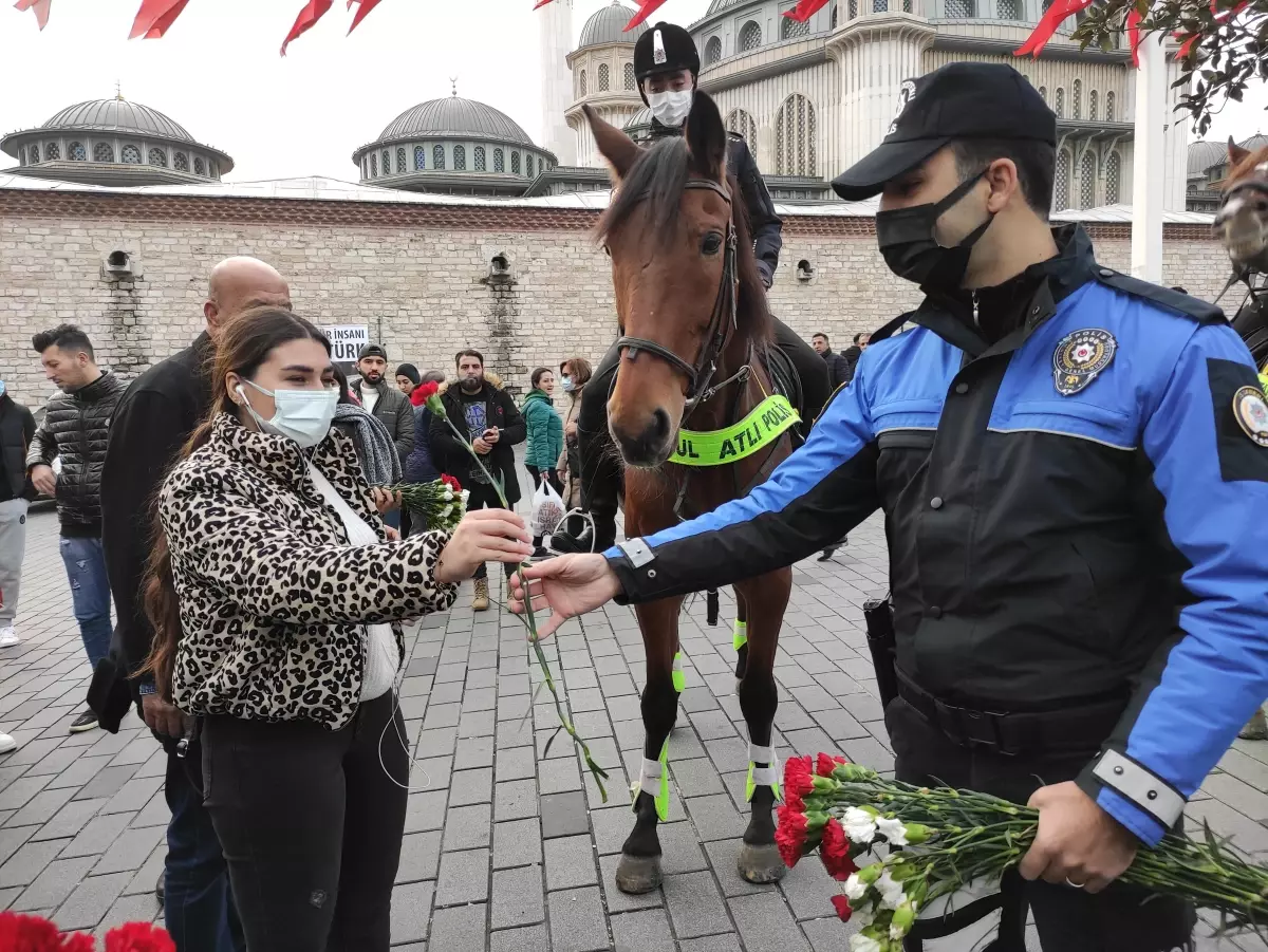 Taksim'de polisten kadınlara çiçek