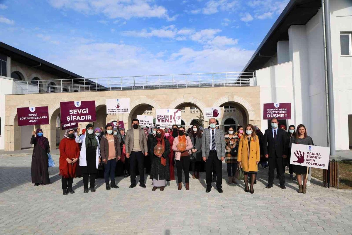 Tuşba Belediyesinden '25 Kasım Kadına Yönelik Şiddete Karşı Uluslararası Mücadele Günü' etkinliği