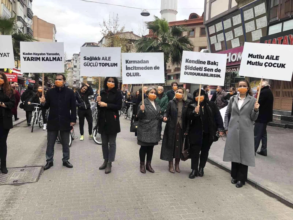 Uluslararası kadına yönelik şiddetle mücadele gününde yürüyüş yapıldı- Gaziosmanpaşalı kadınlar farkındalık amacıyla vatandaşlara "Şiddete Hayır"...