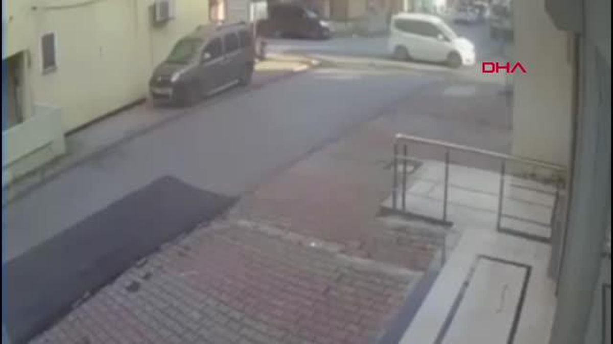 ÜMRANİYE\'DE OTOMOBİL KALDIRIMDAKİ YAYAYA ÇARTI