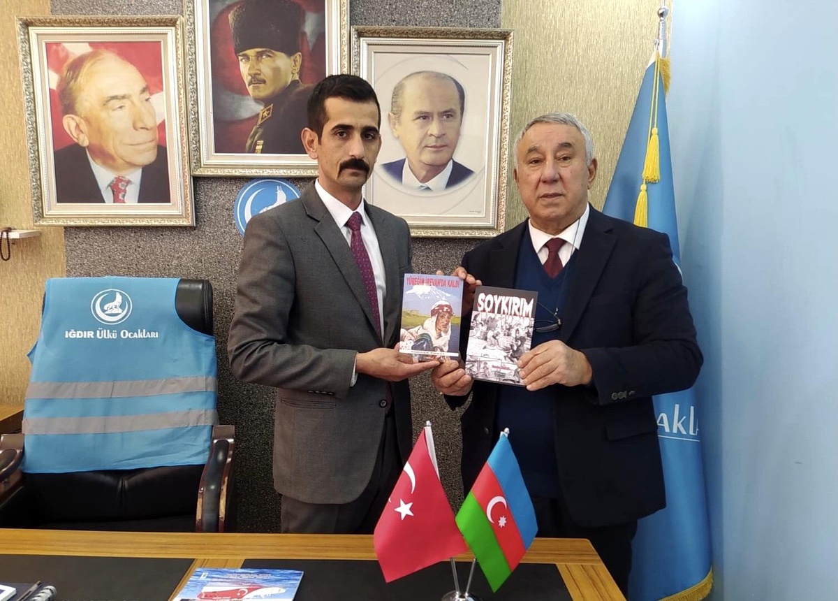 Ünsal, "Soykırım ve Yüreğim Erivanda Kaldı" romanını Iğdır ülkü ocakları başkanına hediye etti