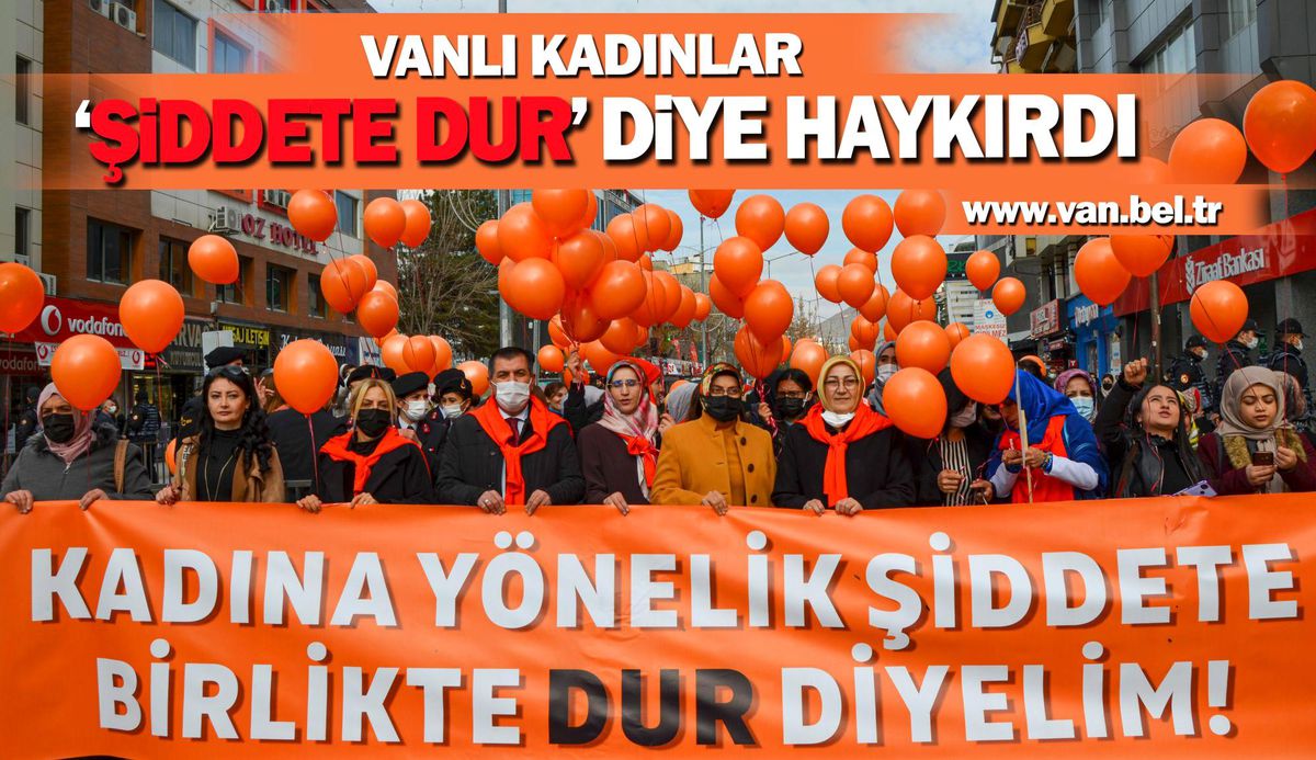 VANLI KADINLAR \'ŞİDDETE DUR\' DİYE HAYKIRDI