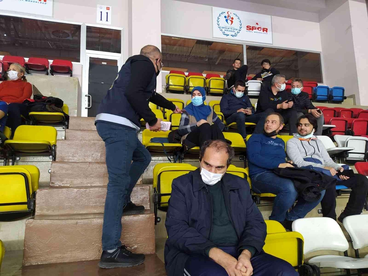 Voleybol maçını izlemeye gelen kadınlara KADES anlatıldı