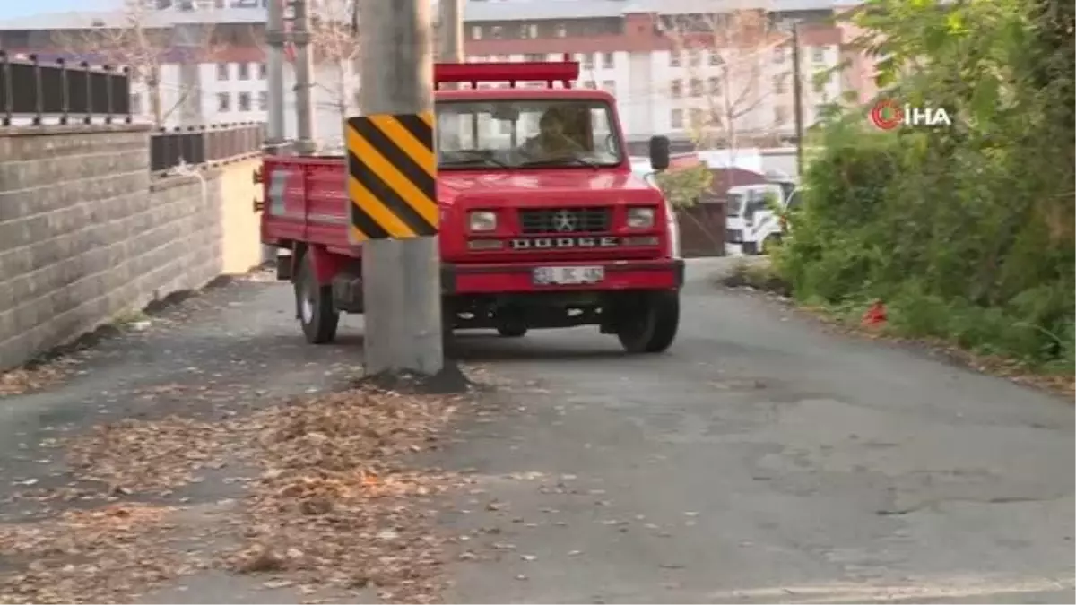 Son dakika haberi | Yolun ortasında kalan direkler kazaya davetiye çıkarıyor