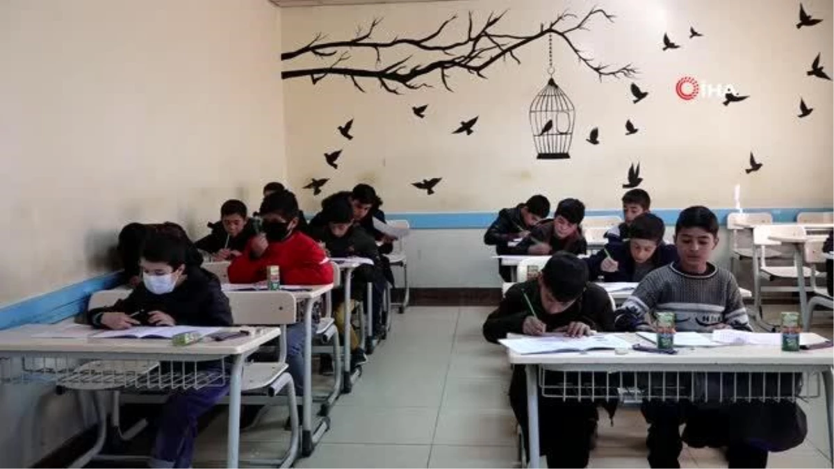 Afganistan\'da Türk okullarına girmek için yarıştılar