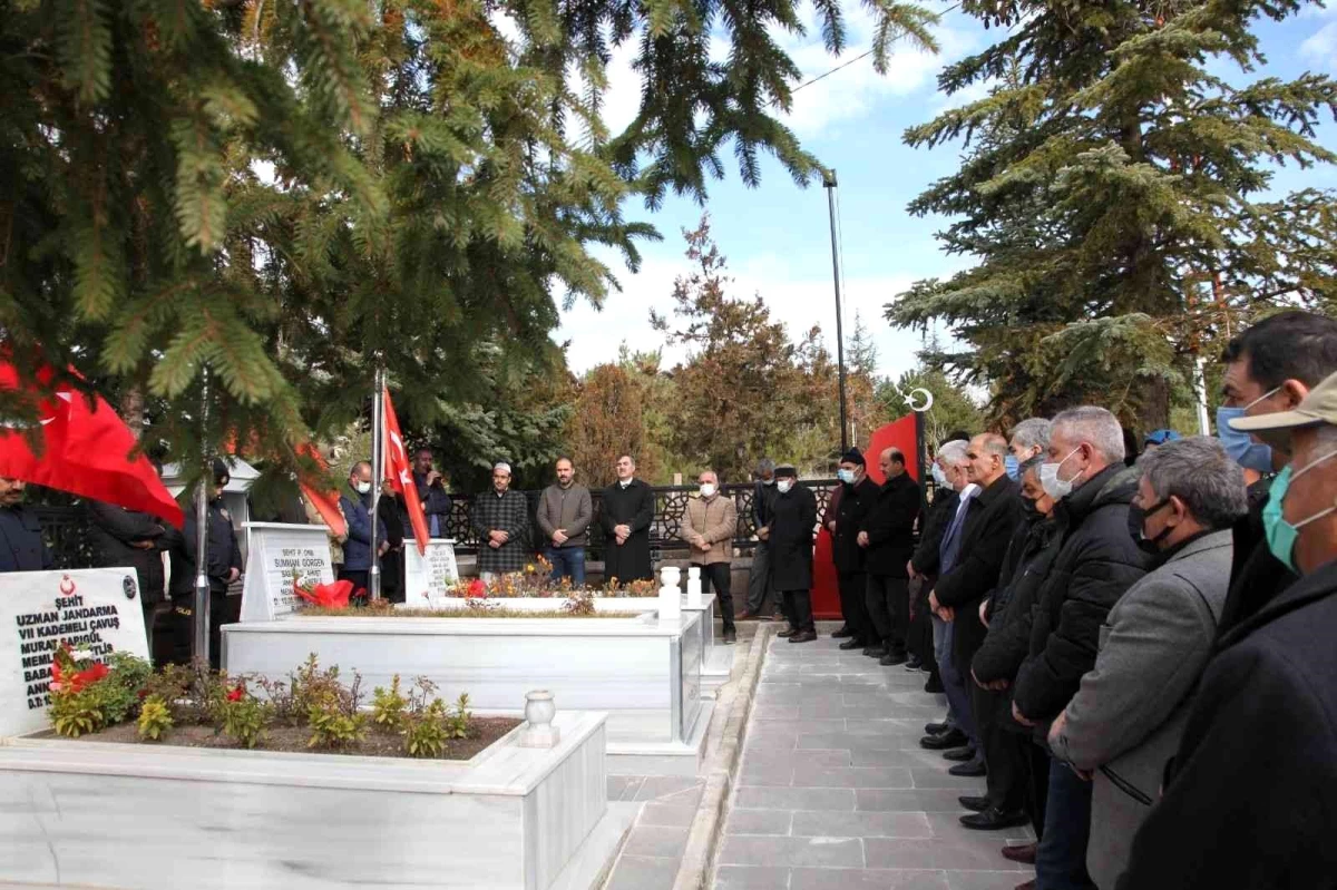 Ahlatlı şehitler kabirleri başında anıldı