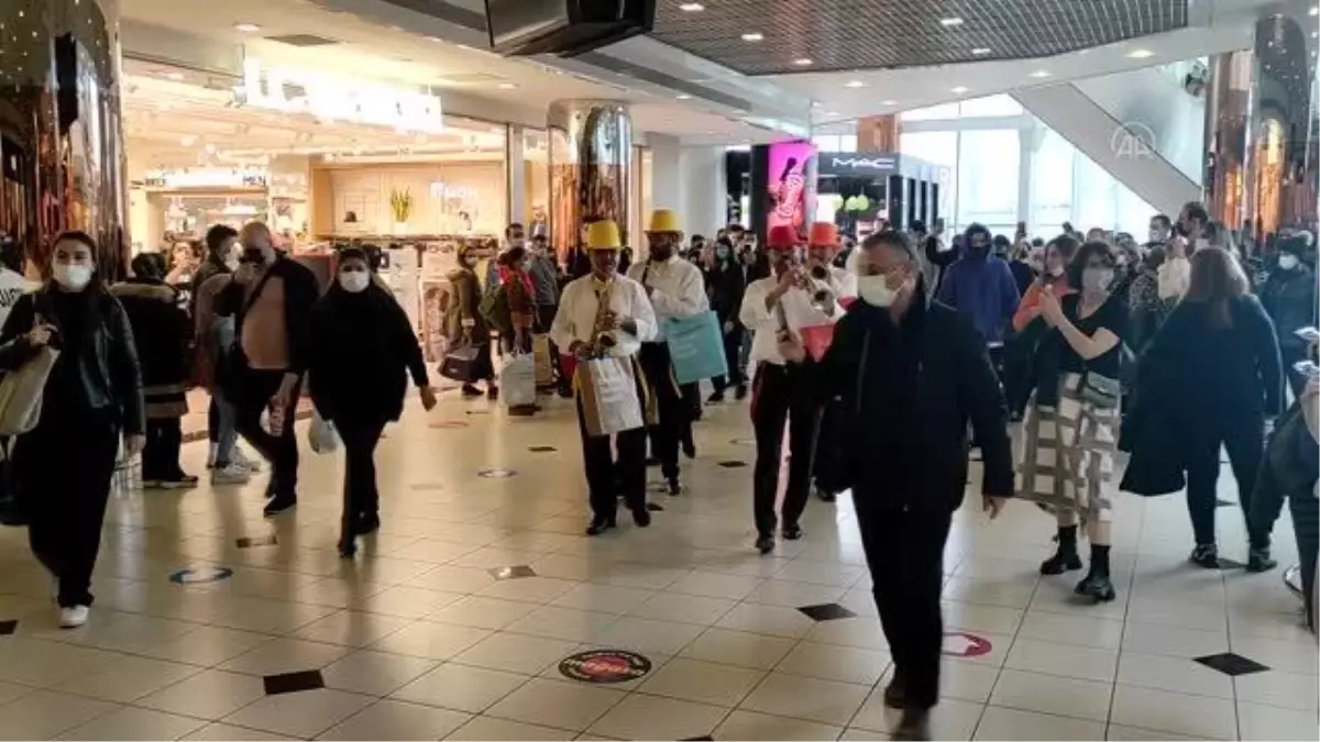 Alışveriş merkezlerinde "Efsane Cuma" yoğunluğu yaşanıyor