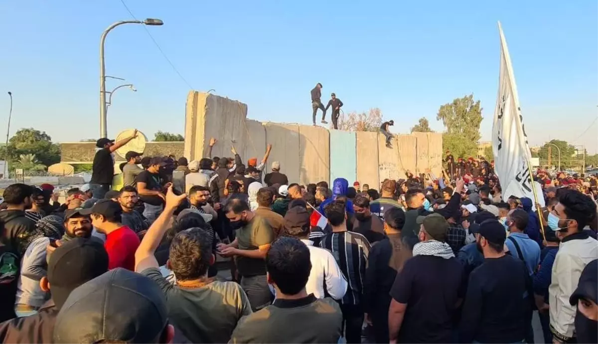 Bağdat\'ta seçim sonuçlarını protesto eden göstericiler, Yeşil Bölge\'deki bariyerleri yıktı