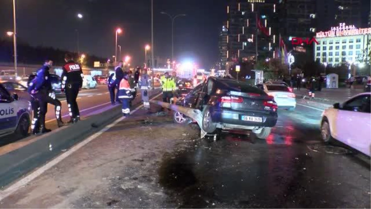 BAKIRKÖY\'DE AYDINLATMA DİREĞİNİ DEVİREN OTOMOBİL YAN YOLDAKİ OTOMOBİLE ÇARPTI: 5 YARALI