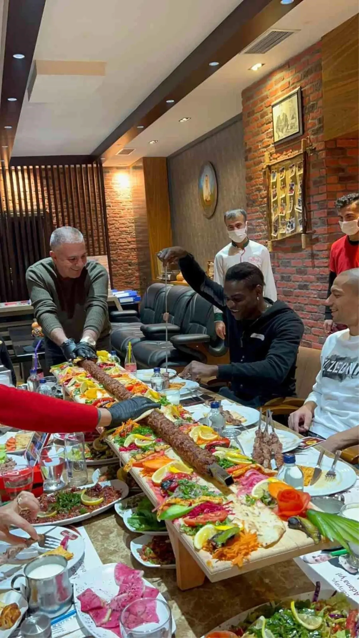 Balotelli ve Gökhan İnler\'in kebap keyfi