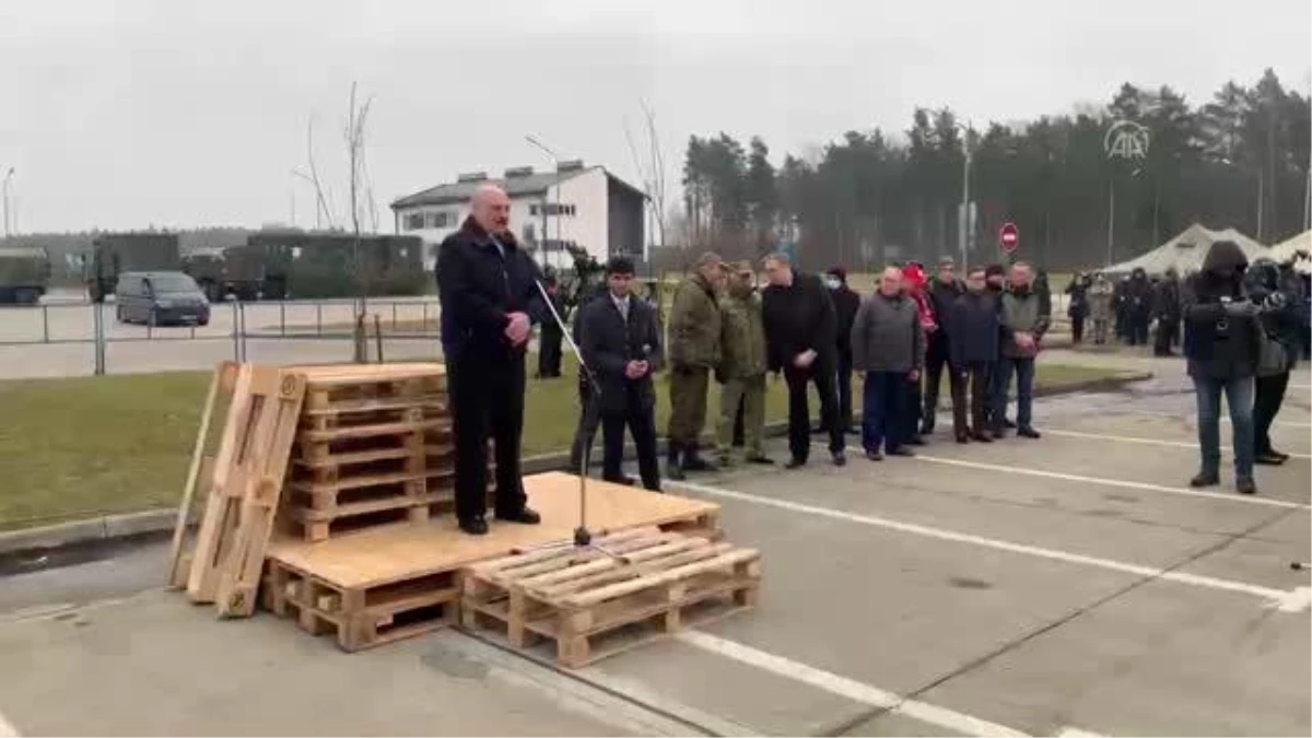Belarus Cumhurbaşkanı Lukaşenko\'dan, göçmenlerin bulunduğu bölgeye ziyaret (2)
