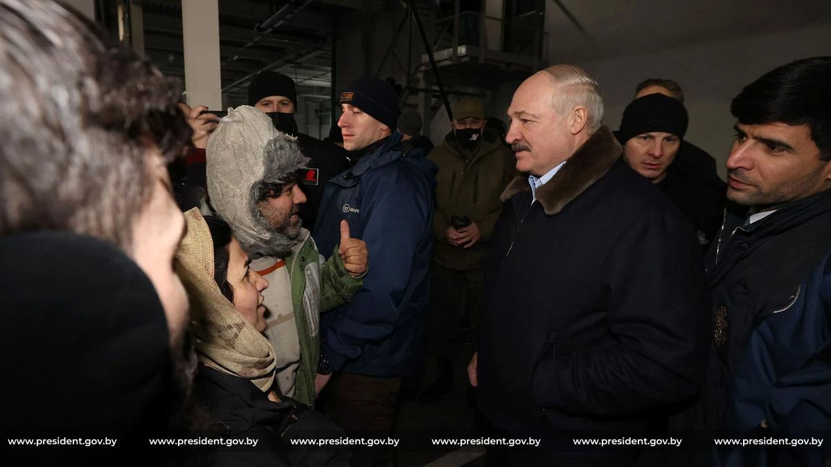 Belarus Devlet Başkanı Lukaşenko\'dan lojistik merkezindeki göçmenlere ziyaretLukaşenko: "Sınırın diğer tarafındakiler akıllarını kaçırdı"