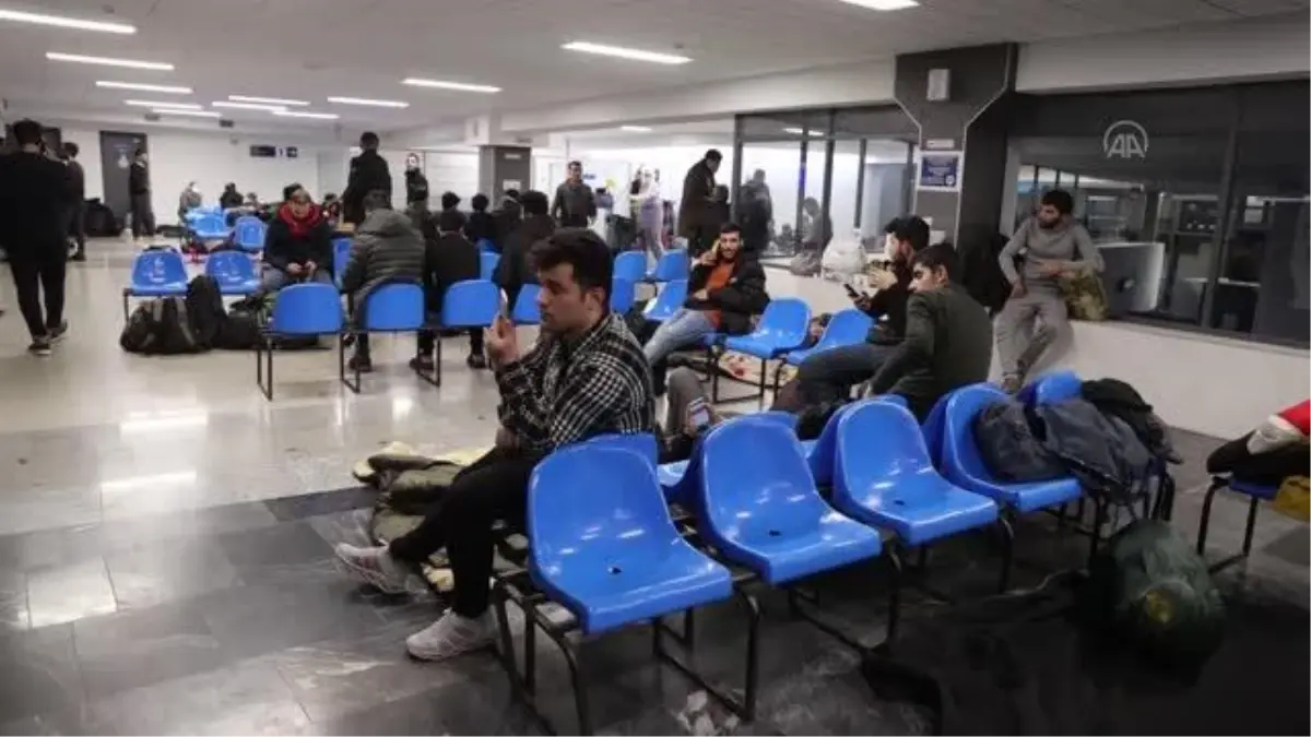 Belarus-Polonya sınırındaki bazı göçmenler Irak'a dönmek üzere Minsk'teki havaalanına geldi