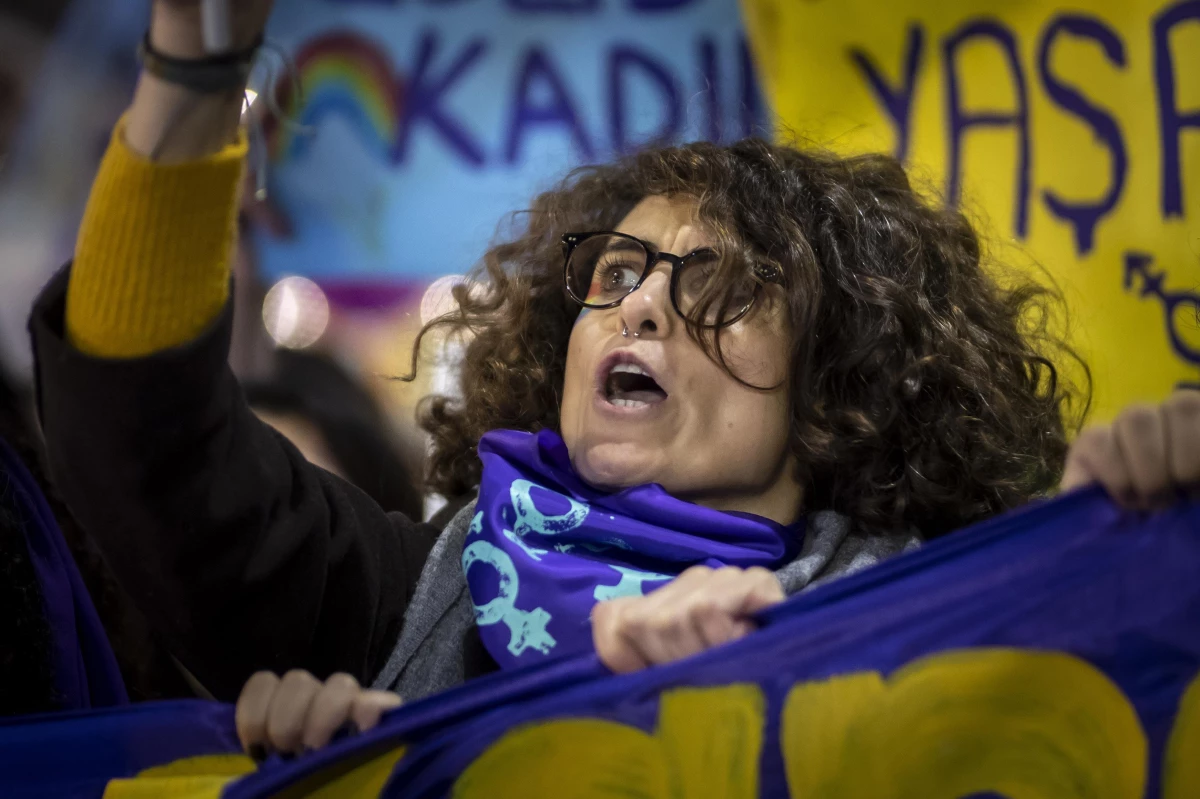 Beyoğlu\'nda "Kadına Yönelik Şiddete Karşı Uluslararası Mücadele Günü" yürüyüşü