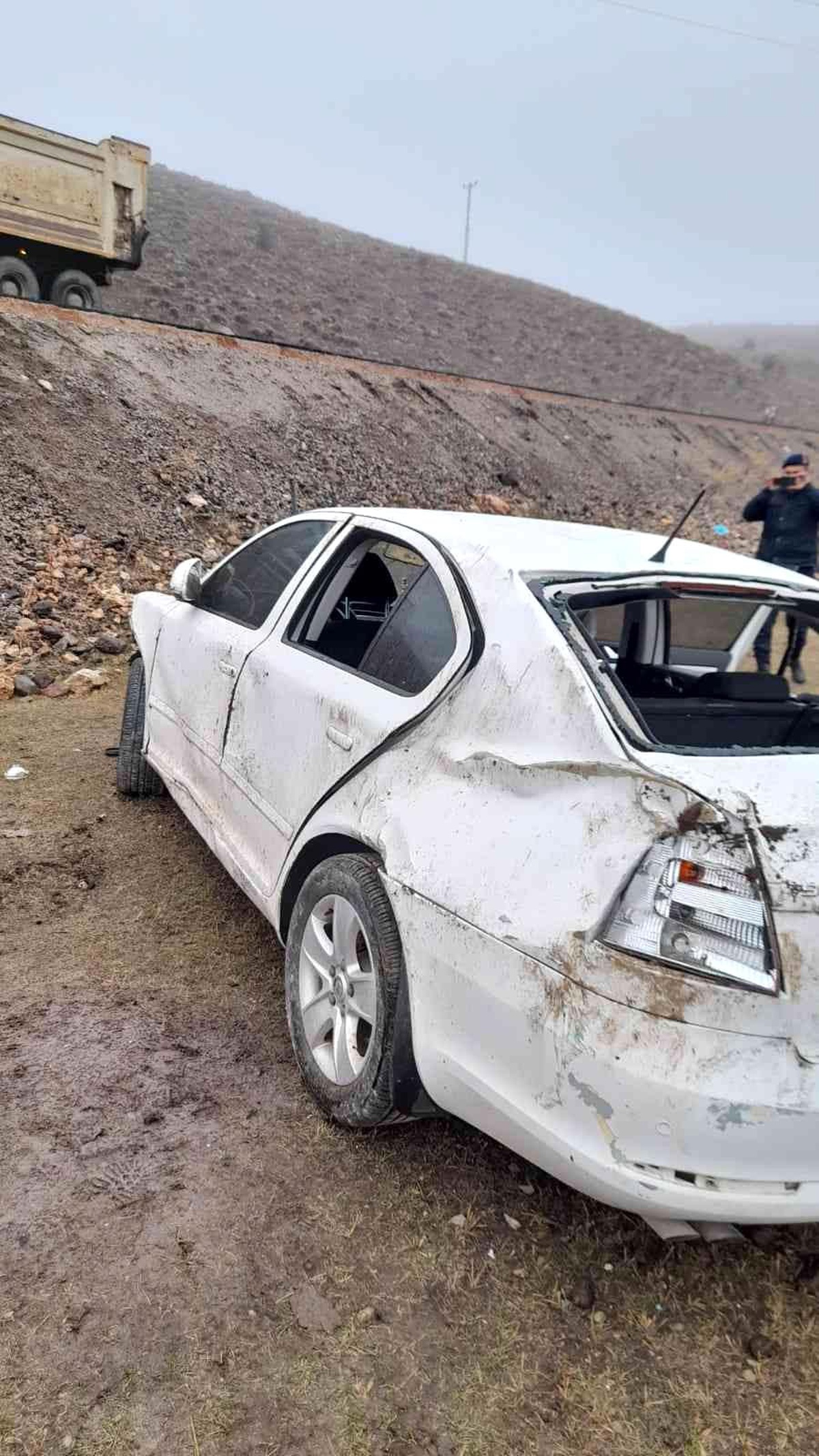 Bingöl\'de otomobil şarampole yuvarlandı: 1 yaralı