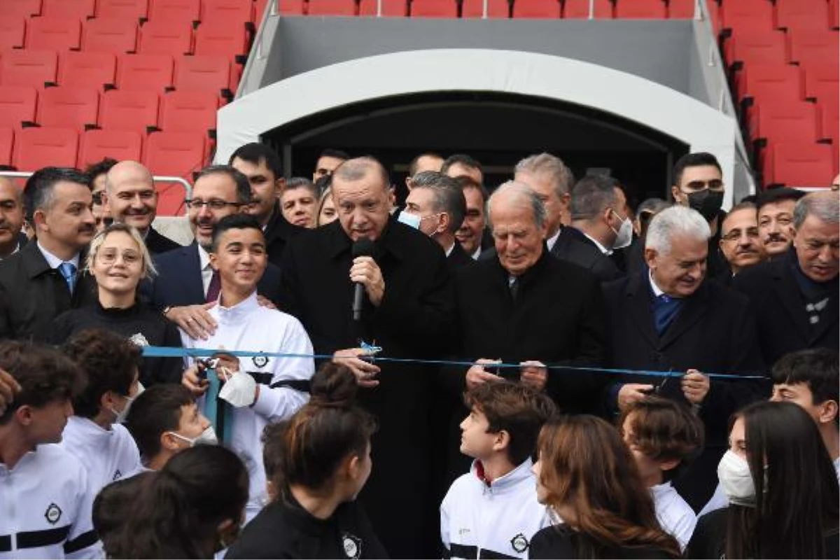 Cumhurbaşkanı Erdoğan\'ın katılımıyla deprem konutlarının tapuları teslim edildi (2)
